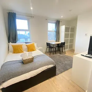 https://cozy-en-suite-near-stratford.brighton-hotels-england.com