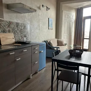 https://crilu-house.taorminaitalyhotels.com
